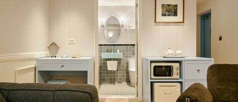 Un baño moderno con tocador, inodoro y zona de ducha.