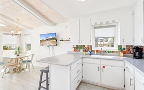 Private kitchen - Lagoon Access, Short Walk to the beach, Sleeps 10! (Gulf Shores)