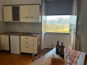 冰箱、微波炉、炉灶、厨具/餐具