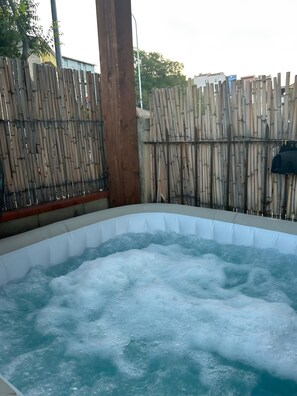 Bain à remous extérieur