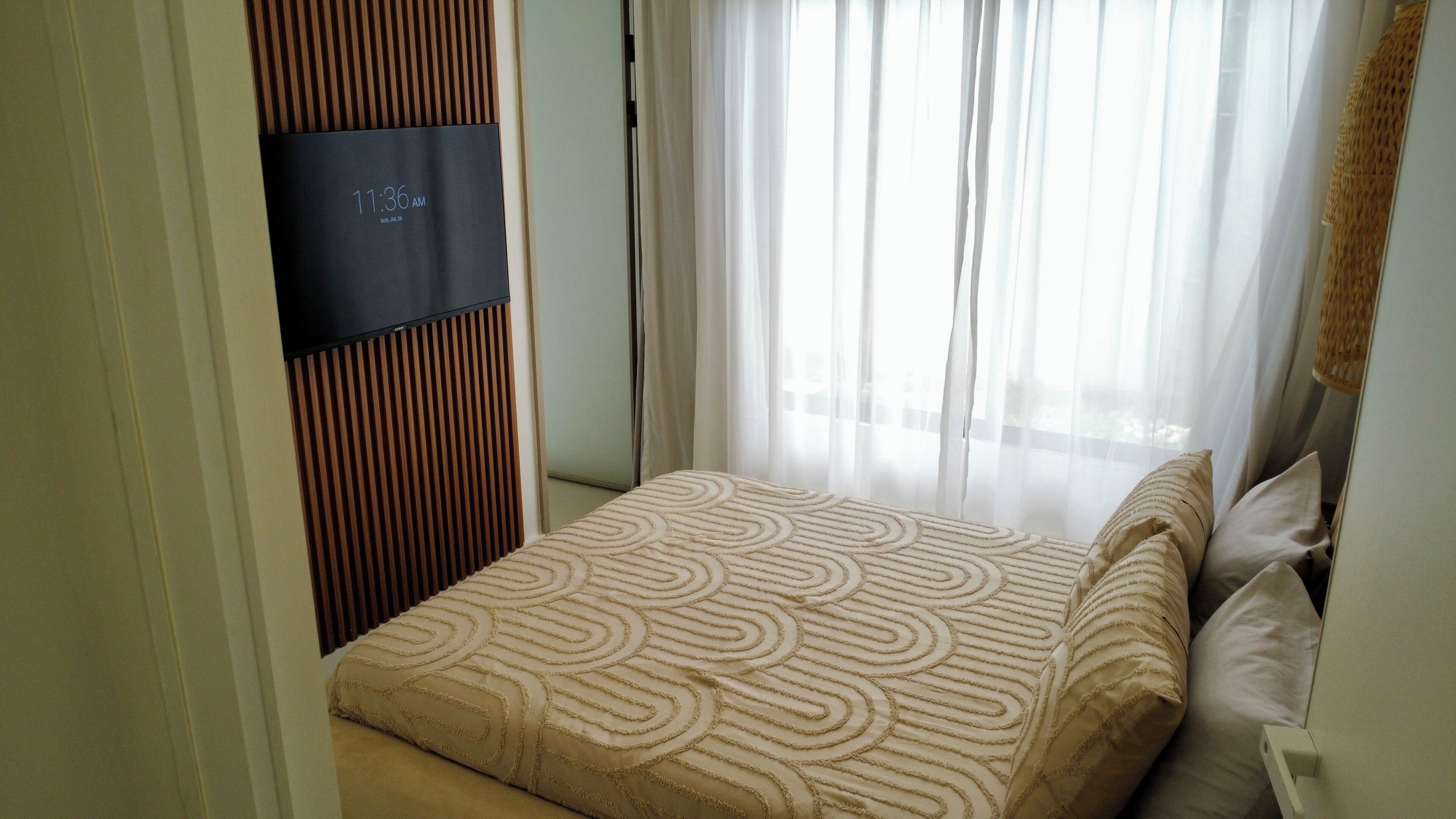 5 bedrooms, desk, iron/ironing board, WiFi (free)