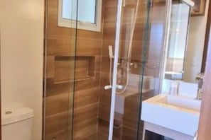 Apartamento luxo, varanda coberta | Banheiro | Chuveiro, sabonete, papel higiênico 