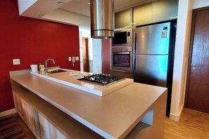 Deluxe Apartment, Lanai | Private kitchen | Full-sized fridge, microwave, oven, stovetop - Majestosa Nobreza (Praia Grande)