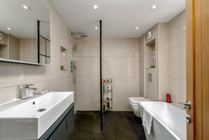 Bathroom - GuestReady - Modern Cottage, East Finchley Village (London)