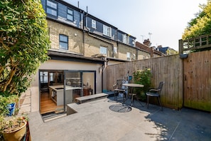 Outdoor dining - GuestReady - Modern Cottage, East Finchley Village (London)