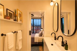 2 bedrooms, iron/ironing board, WiFi, bed sheets - The Union Flat: Union Market's Premier Rental (Washington)