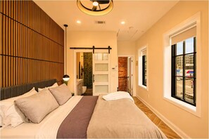 2 bedrooms, iron/ironing board, WiFi, bed sheets - The Union Flat: Union Market's Premier Rental (Washington)