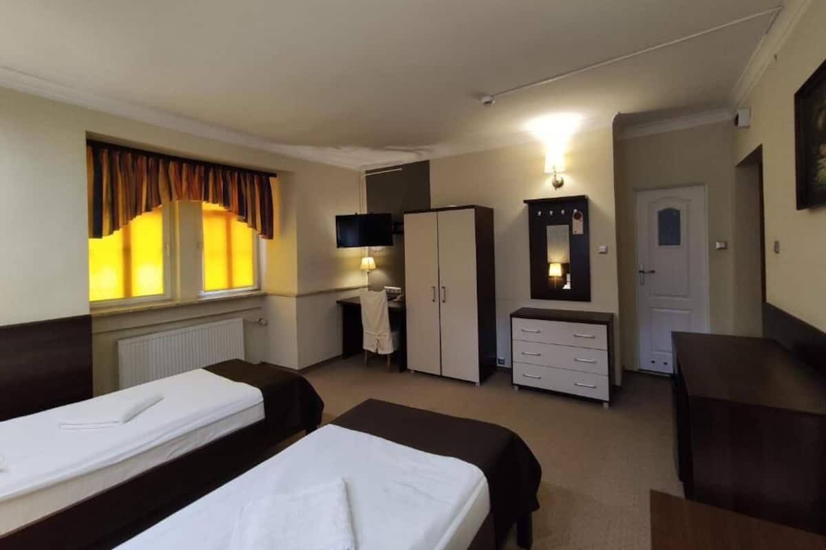 Habitación superior con 2 camas individuales, vista al patio | Wifi gratis