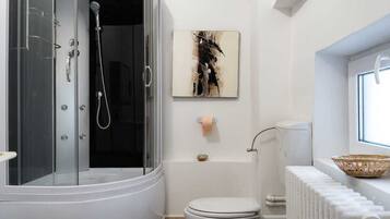 Douche, sèche-cheveux, bidet, serviettes fournies