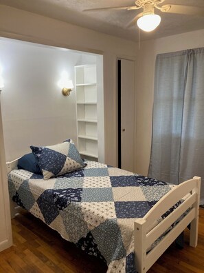 Tabla de planchar con plancha, Internet, ropa de cama