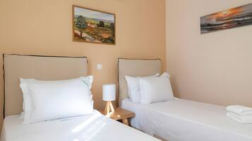 3 bedrooms, iron/ironing board, WiFi, bed sheets
