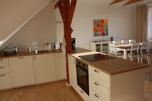 Wasserkocher mit Kaffee-/Teezubehör, Kühlschrank, Mikrowelle, Ofen