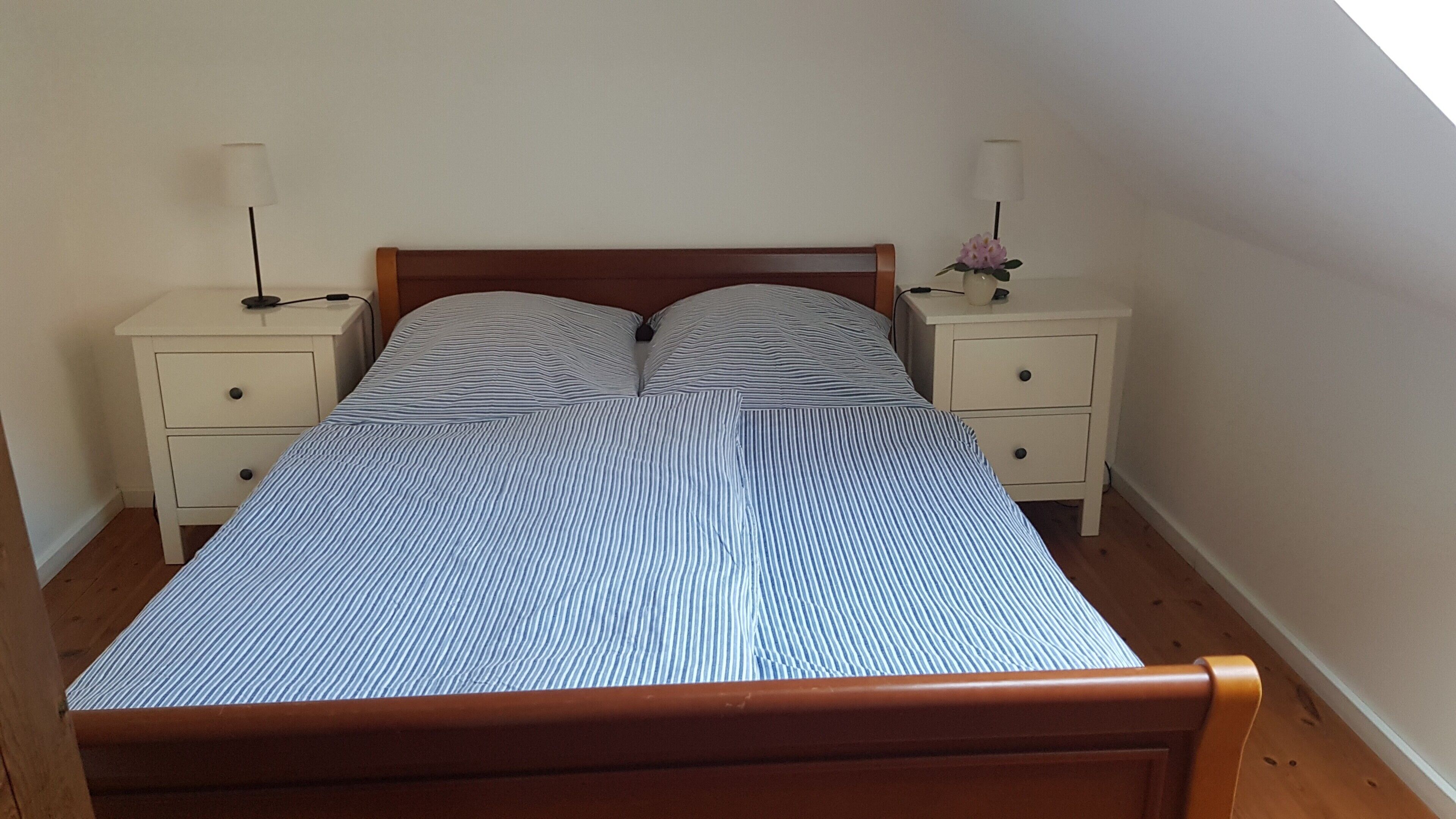 Tabla de planchar con plancha, wifi, ropa de cama