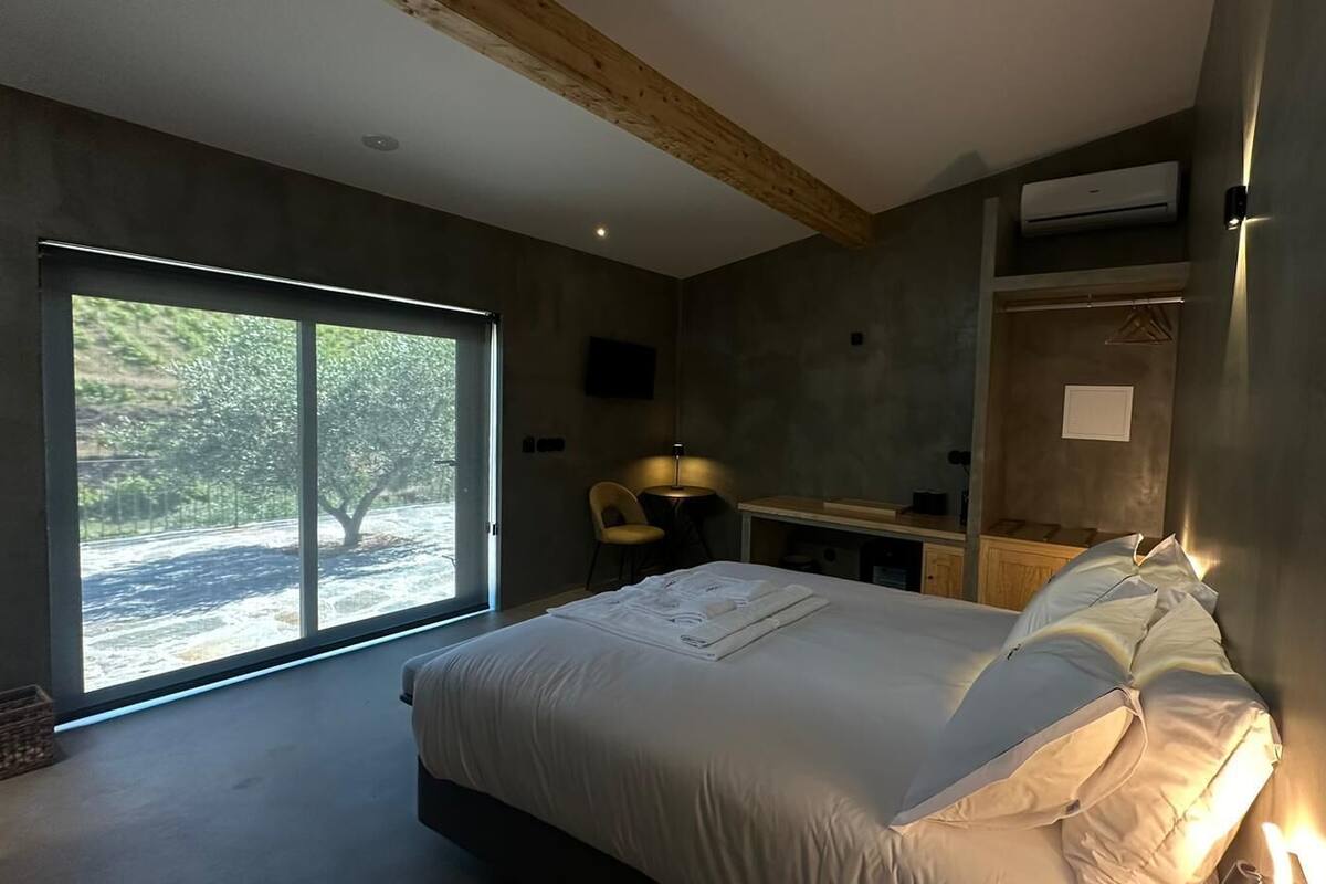 Deluxe-Suite, Balkon, Blick auf den Weinberg | Allergikerbettwaren, Minibar, kostenloses WLAN