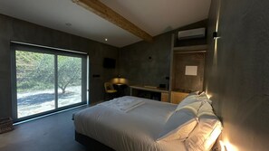 Deluxe-Suite, Balkon, Blick auf den Weinberg | Allergikerbettwaren, Minibar, kostenloses WLAN