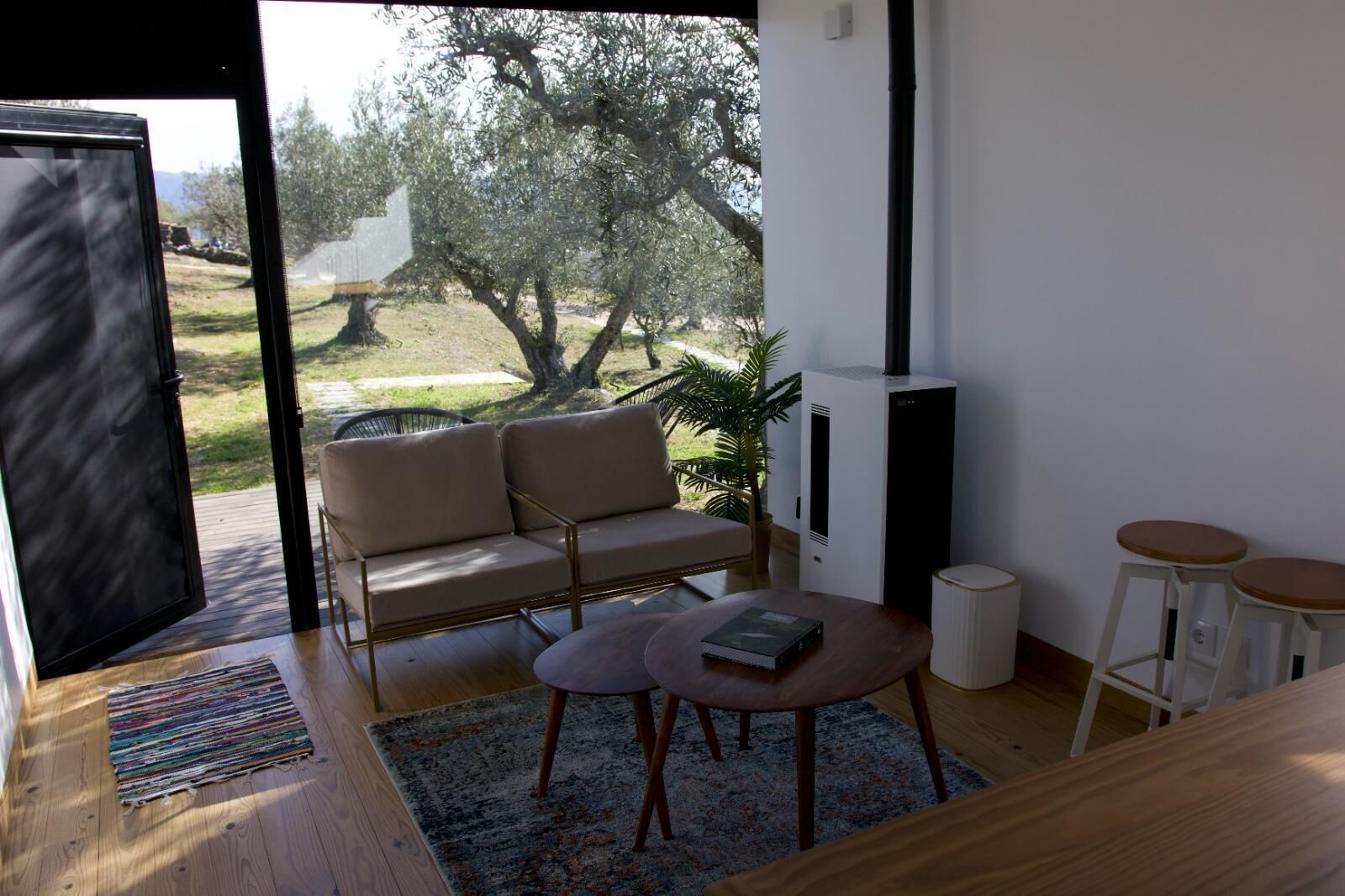 Una sala de estar moderna con un sofá, una mesa de centro y un televisor.