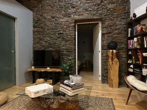 家庭平房, 露台, 泳池景 | 客廳 | 32 吋電視連數碼電視頻道