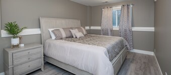 BRAND-NEW 6BR SOUTH HAVEN HOME, HEATED POOL, 1 ACRE, SLEEPS 12
