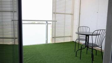 Triple Room, Balcony, Sea View | Dining