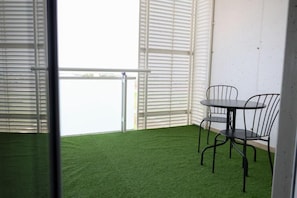 Triple Room, Balcony, Sea View | Dining - AIRPORT BARI GREY (bari)