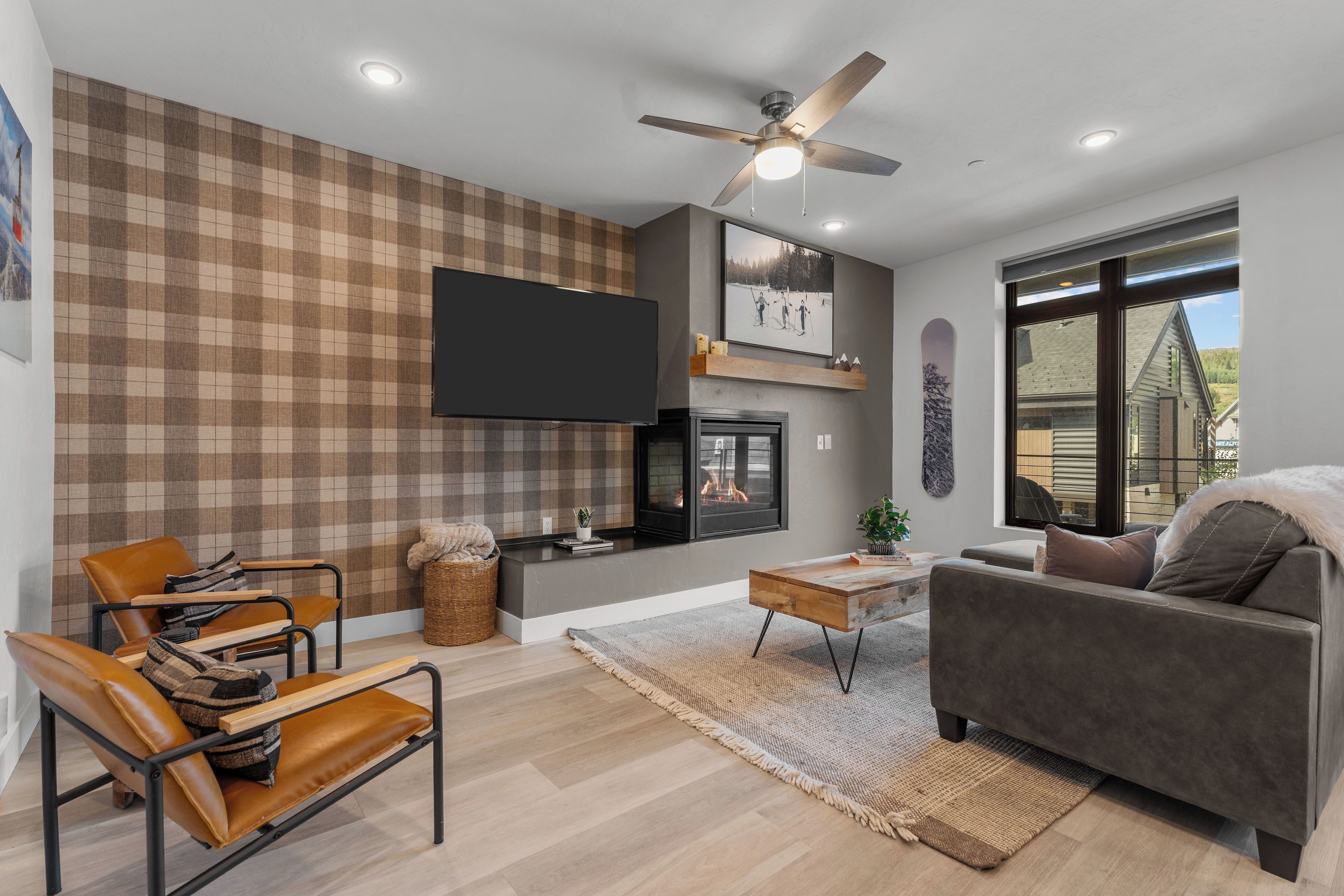 Smart TV, fireplace