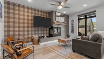 Smart TV, fireplace