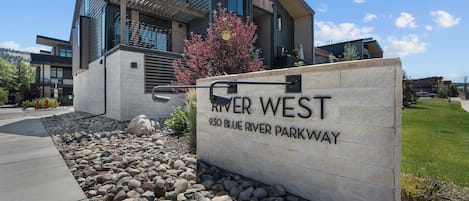 Un edificio moderno con un cartel que indica 'River West 930 Blue River Parkway'.