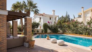 Vila superior, vista para o mar | Piscina particular