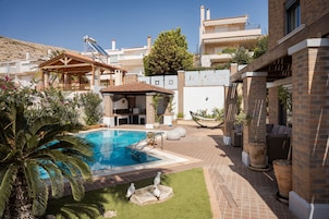 Una piscina al aire libre