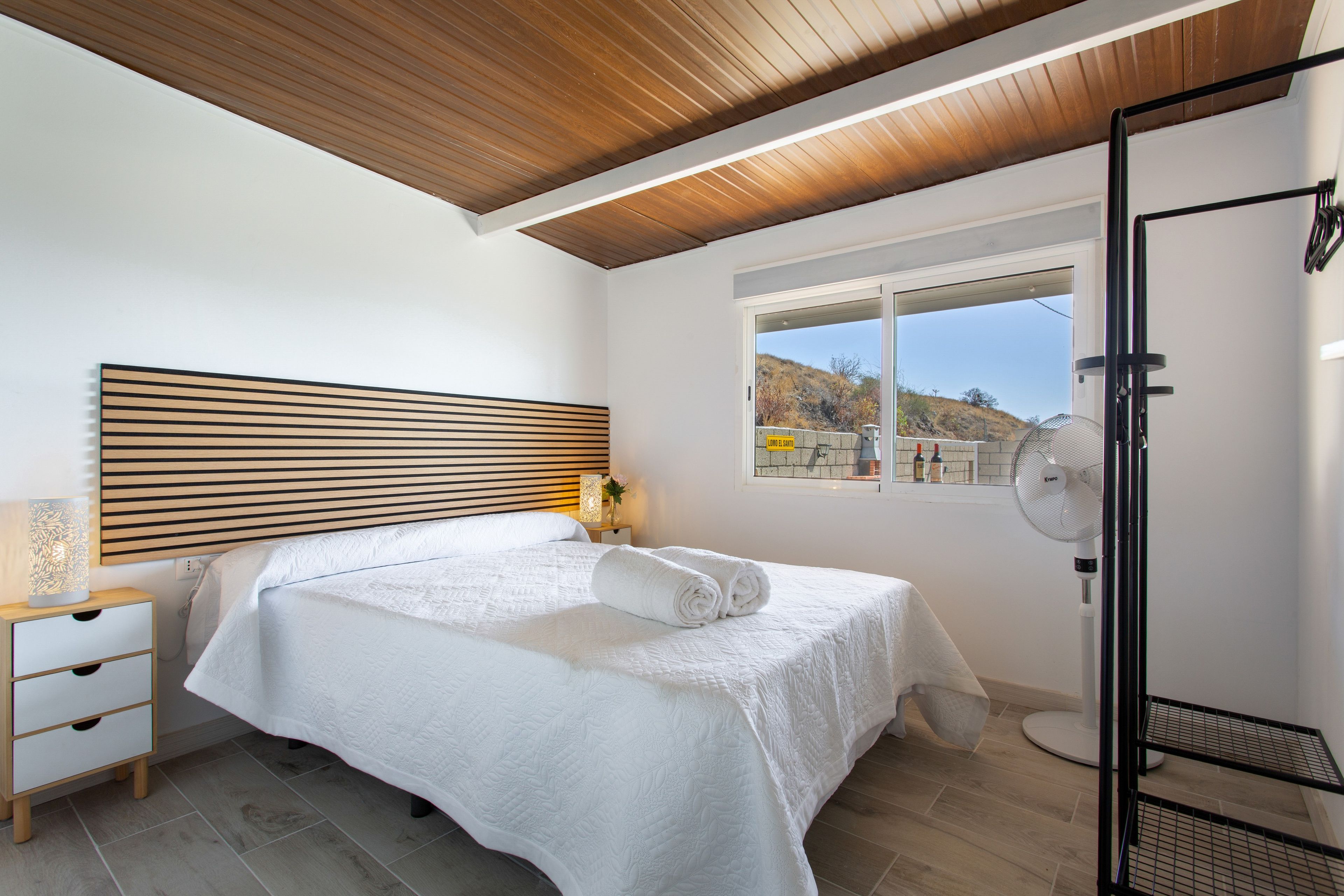 1 dormitorio, tabla de planchar con plancha, wifi y ropa de cama