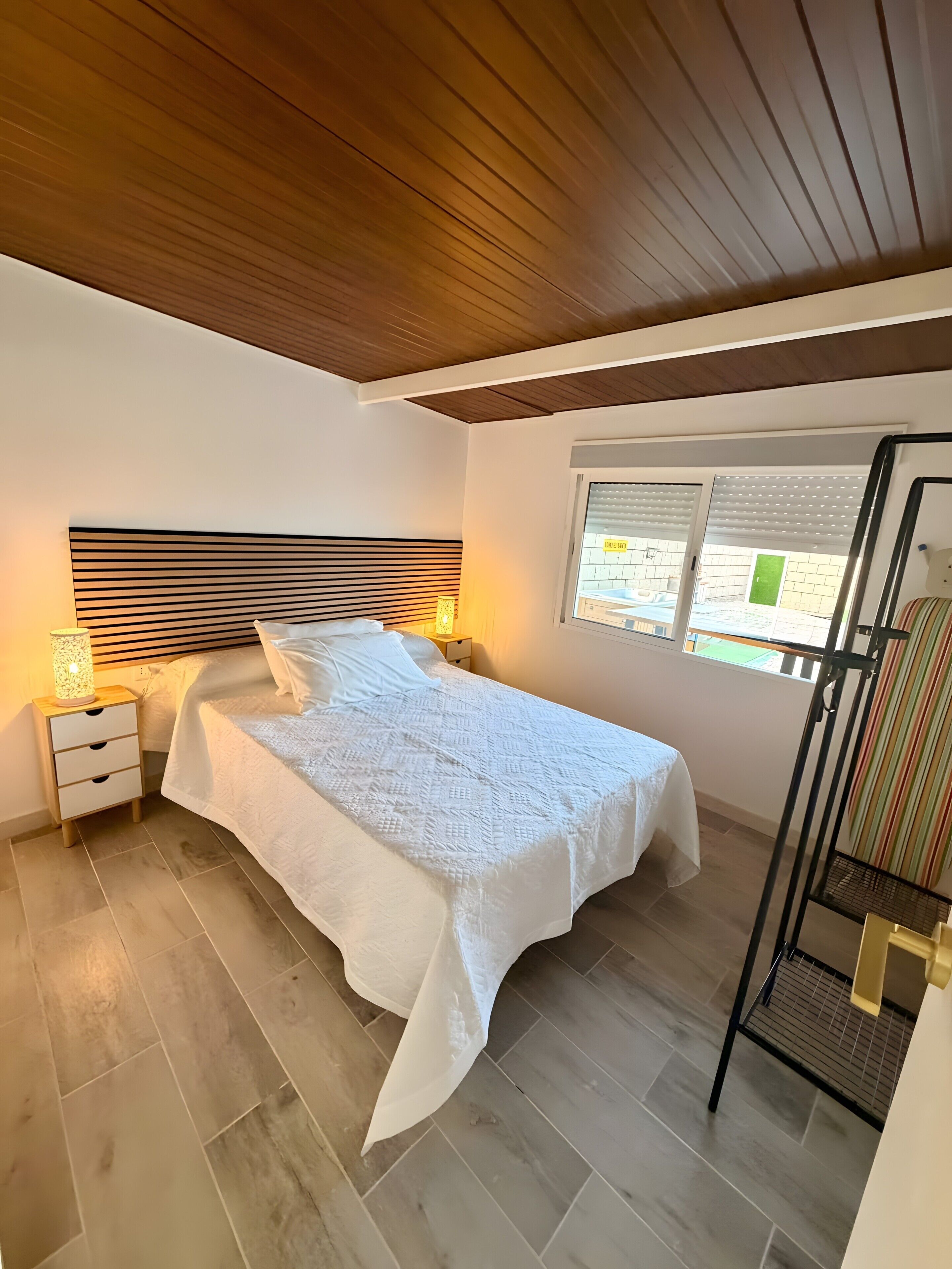 1 habitación, tabla de planchar con plancha, wifi y ropa de cama 