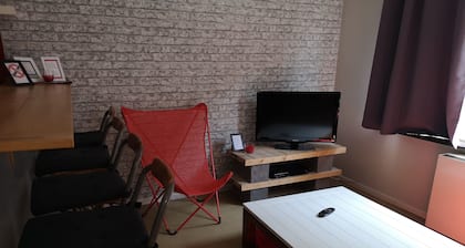 In Namur itself, in a quiet neighborhood, with a patio and free parking