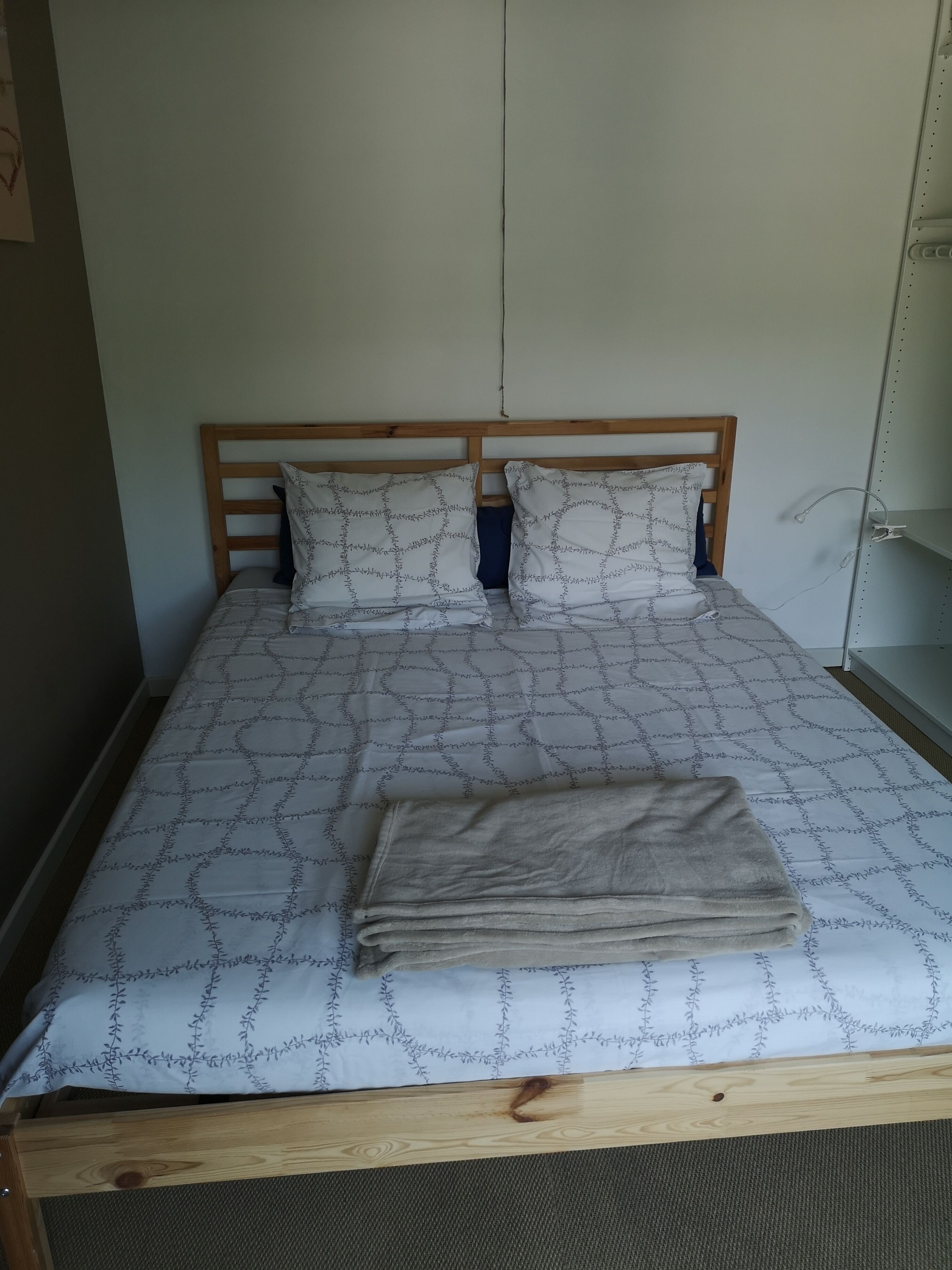 Een strijkplank/strijkijzer, wifi, beddengoed