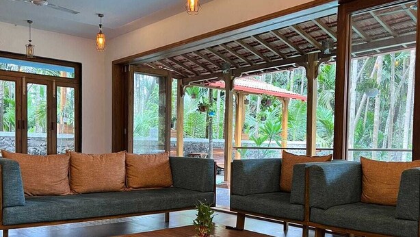 Un'ampia zona giorno con due divani, un tavolino da caffè e una ventola a soffitto.