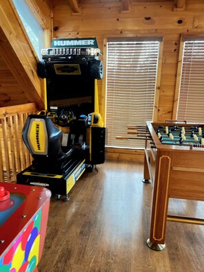 Ein Holzinterieur mit einem Kicker, einem Hummer-Fahrzeug und einem bunten Spielzeugauto.