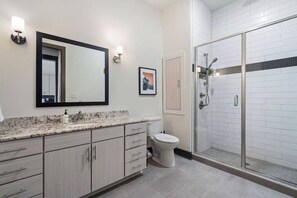 Hair dryer, towels - Modern condo near UAB, free on site parking (Birmingham)