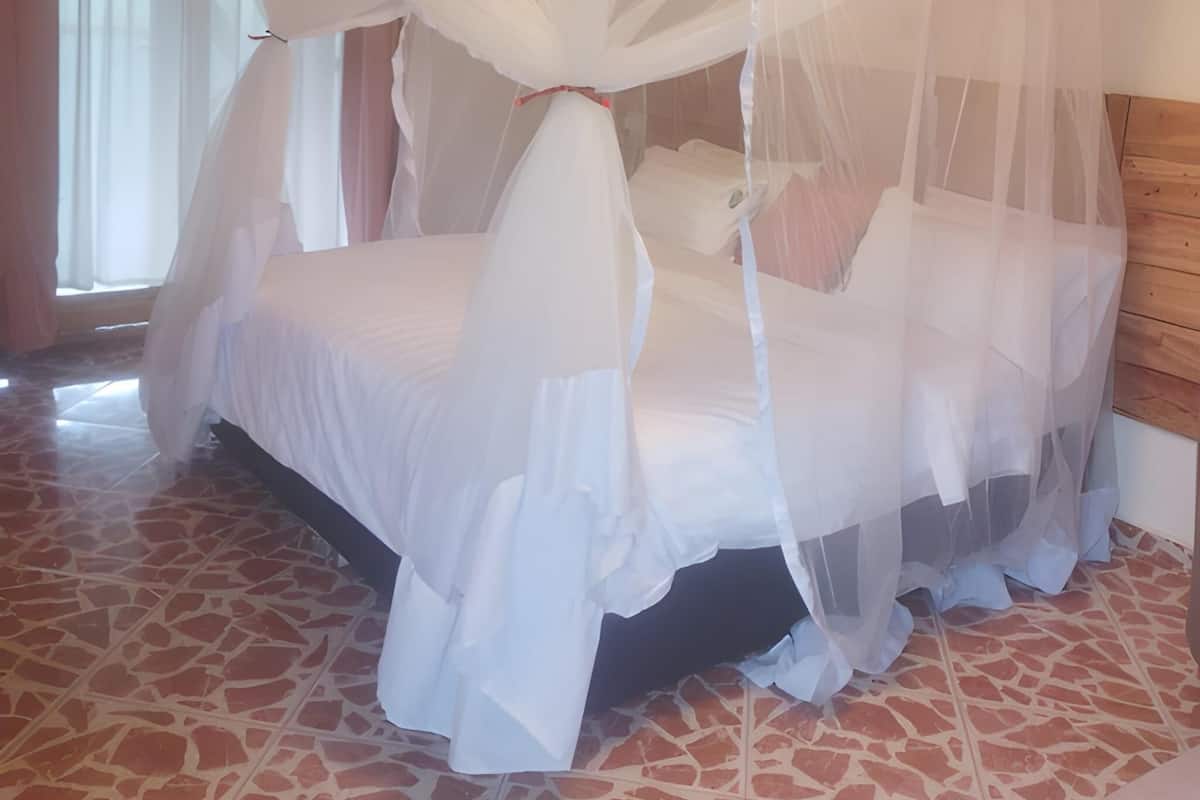 Quarto casal tradicional | Escrivaninha, espaço de trabalho para notebook, Wi-Fi de cortesia