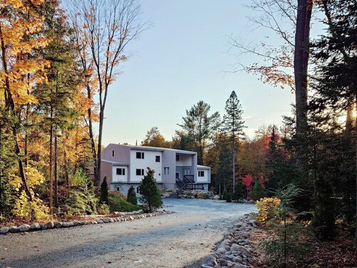 One-of-a-kind house for your one-of-a-kind Algonquin adventure.
