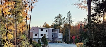 One-of-a-kind house for your one-of-a-kind Algonquin adventure.