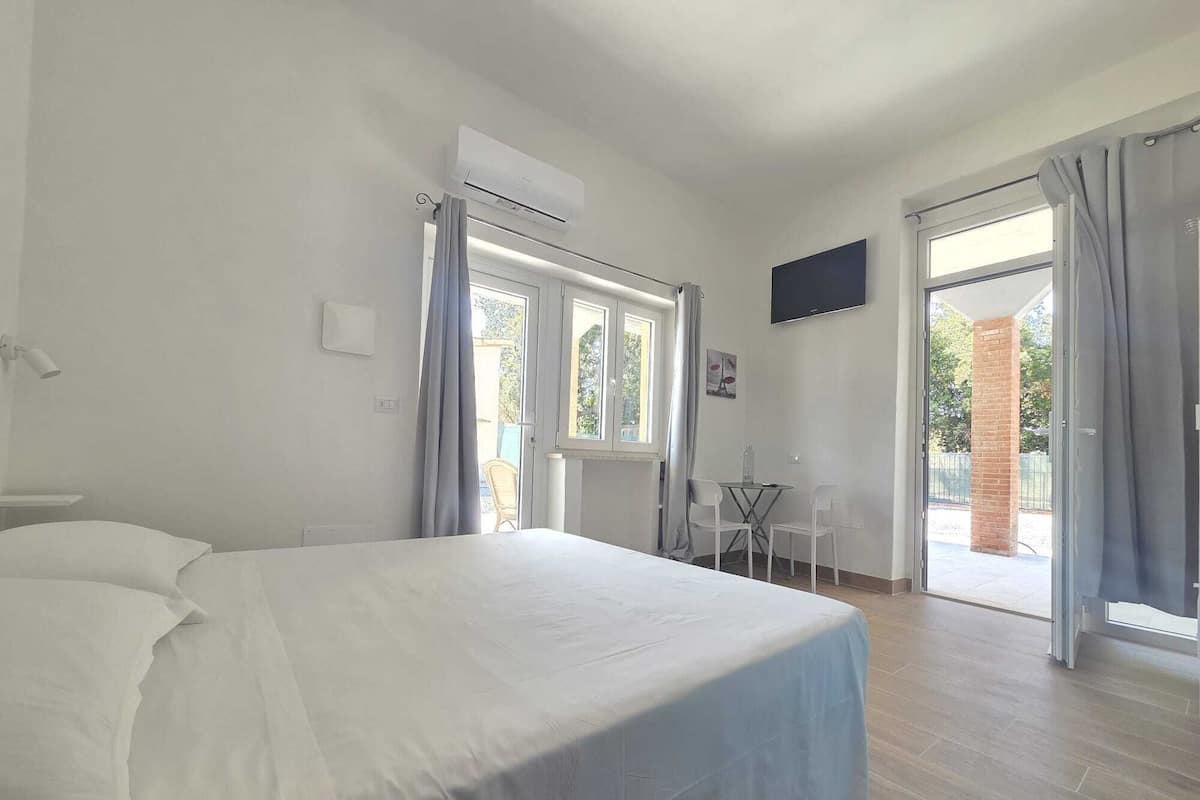 Camera familiare, vista cortile | Lenzuola