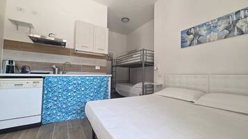 Family Room, Courtyard View | Bed sheets