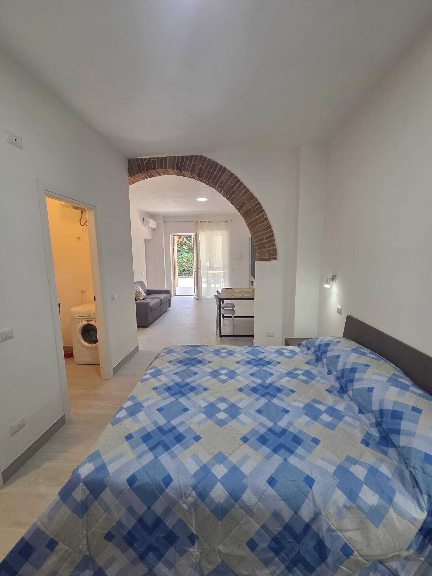 Une chambre à coucher comprenant un lit, un canapé et un coin repas.