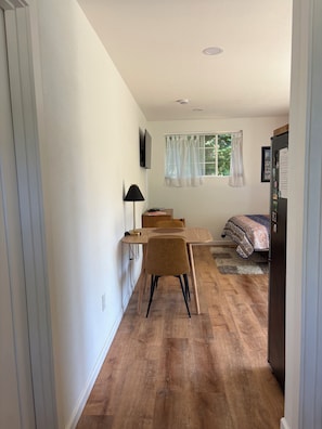 Iron/ironing board, Internet, bed sheets - Fabulous modern bungalow with deck and private fenced yard. Dog friendly. (Crescent City)