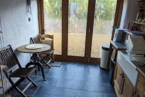 Private kitchen - 1 Bed Barn - Sleeps 2 - Pool - Garden - Bbq (Taunton)