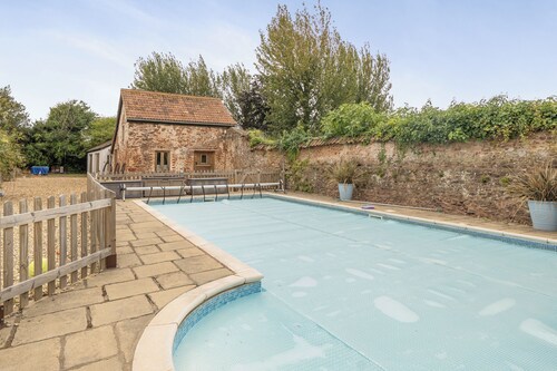1 Bed Barn - Sleeps 2 - Pool - Garden - Bbq