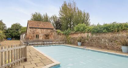 1 Bed Barn - Sleeps 2 - Pool - Garden - Bbq