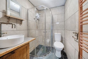 A bathroom with a glass shower enclosure, a white sink, and a toilet. - 1 Bed Barn - Sleeps 2 - Pool - Garden - Bbq (Taunton)