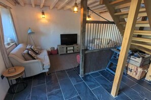 Living area - 1 Bed Barn - Sleeps 2 - Pool - Garden - Bbq (Taunton)