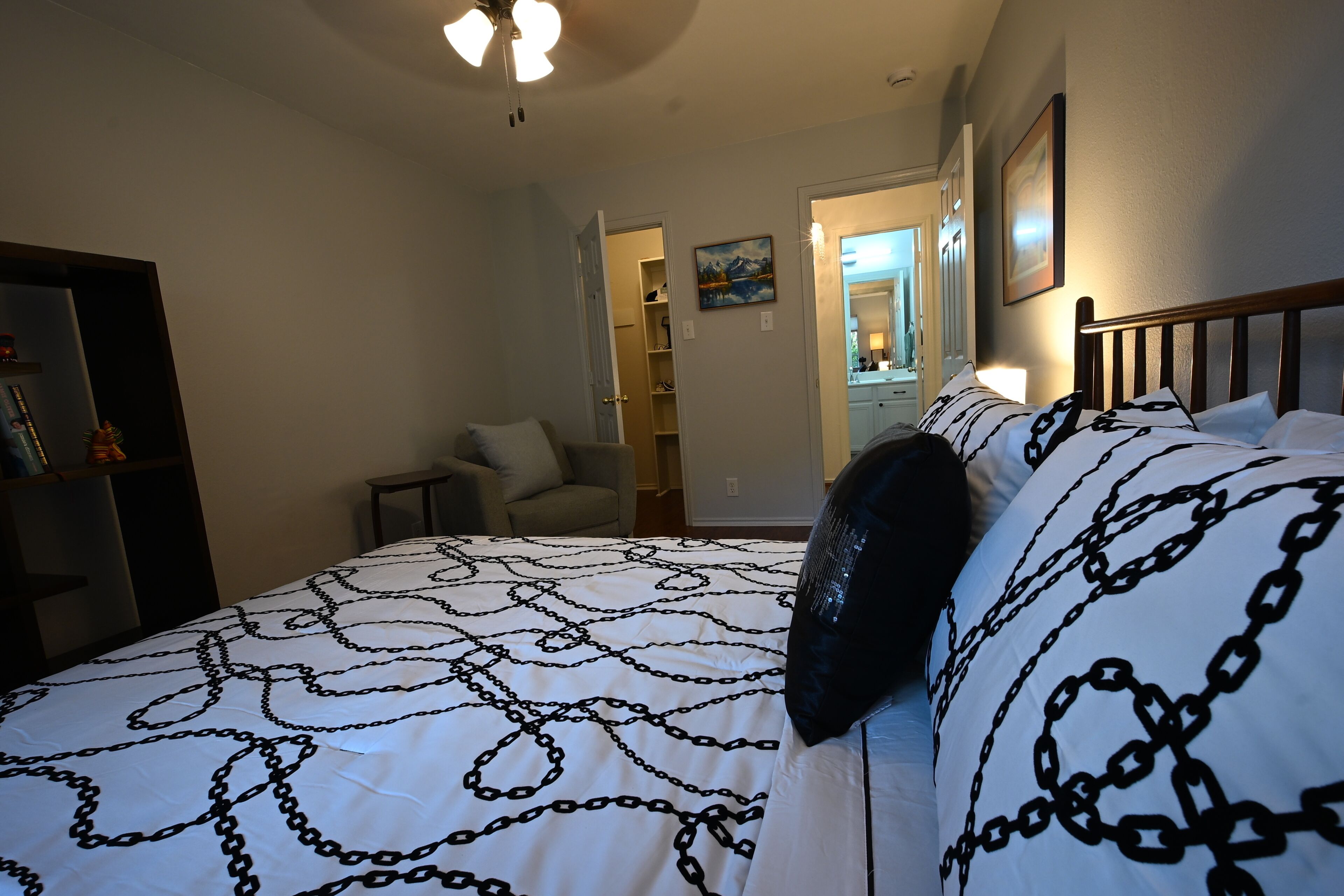 3 bedrooms, desk, iron/ironing board, WiFi (free)