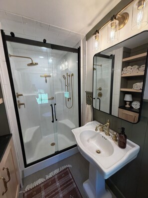 Bruser, hårtørrer, bidet, håndklæder